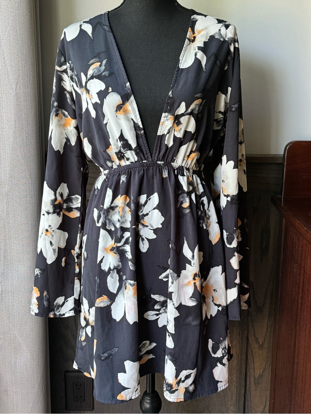 Floral V-Neck Long Sleeve Mini Dress - Black/White